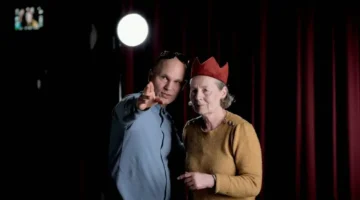 «بيريتا» يوثق عودة والدته للمسرح بعد صراعها مع مرض ألزهايمر